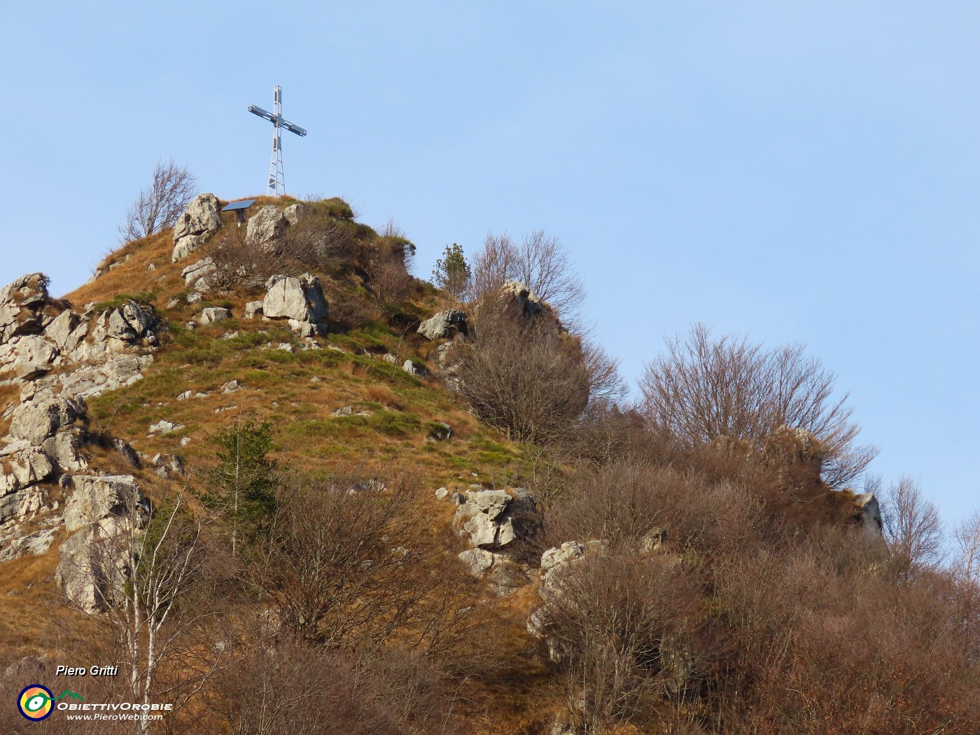 17 Finalmente dopo lunga decisa salita ecco la croce del Monte Castello.JPG